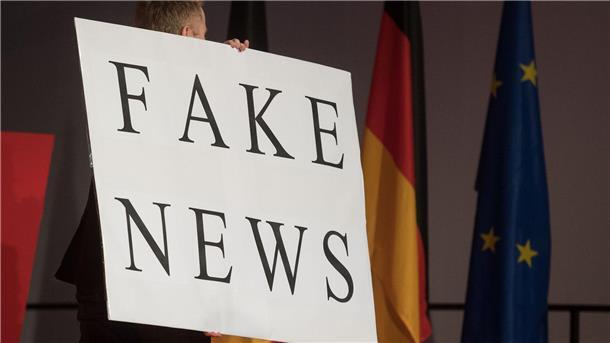 Auf falsche Nachrichten hereinfallen Mit Fake News sind falsche Nachrichten und Lügen gemeint. Im Internet fällt es oft schwer, zwischen falsch und richtig zu unterscheiden.