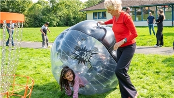 Mit Freude Kindern helfen: Darum geht es beim Projekt „mitKids“-Aktivpatenschaften der Ehlerding-Stiftung und der AWO.
