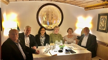Mit Freunden sind Sara und Fritz Grannemann in Bremerhaven Essen gegangen.