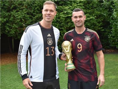 Dennis Jesionek (links) und Patrick Temmen mit einem Fußball-WM-Pokal.