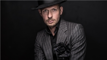 Mit Gespür für Theatralik und Interpretation haucht Dennis Fischer den legendären Songs von Leonard Cohen aufregend frisches Leben ein. 
