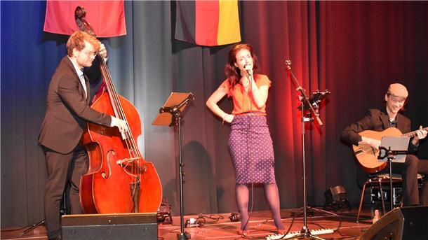 Mit großer Spielfreunde und Leichtigkeit wusste das Noémi Schröder-Trio das Publikum in der Jahnhalle zu begeistern.