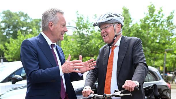Schröder und Wulff bei Ministerpräsidenten-Wahl Mit Helm und Fahrrad kommt Stephan Weil (r) zur Wahl, bei der auch Christian Wulff zu Gast ist.