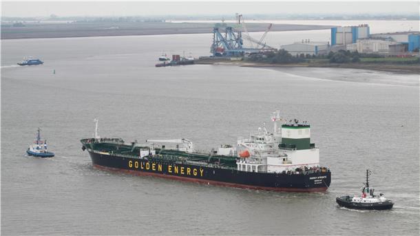 Luftfoto: Mit Hilfe dreier Bremerhavener Schlepper machte der Tanker „Energy Afrodite“ in Nordenham-Blexen fest. Das Schiff brachte 40.000 Tonnen Öl aus Antwerpen. Foto: privat