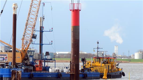 So sieht der neue Leuchtturm an der einstigen Nordmole aus Mit Hilfe von Spezialschiffen wurde der Turm aufgestellt.