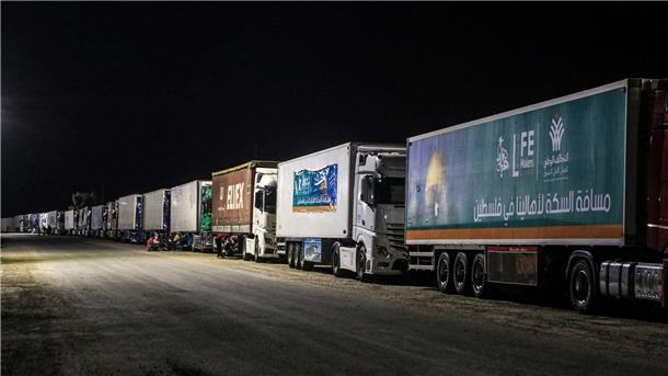 Zwei Hamas-Geiseln frei - „Gipfel für den Frieden“ in Kairo Mit Hilfsgütern beladene Lastwagen warten in der Nähe des Grenzübergangs Rafah in Ägypten auf die Überfahrt nach Gaza.