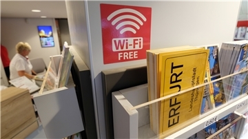 Mit Hinweisschildern wie in der Tourist-Information in Erfurts Innenstadt könnte demnächst auch in Nordenham auf das kostenfreie WLAN hingewiesen werden.