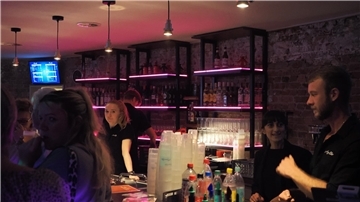 Mit Hits aus den 70er bis heute wurde ausgelassen im Apollo gefeiert. Die Tanzfläche war immer sehr gut gefüllt. 