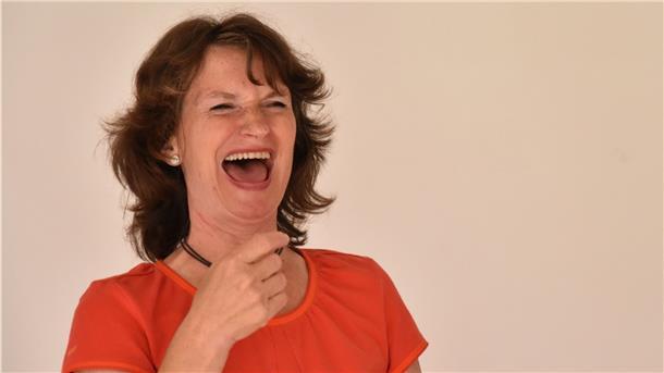 Mit ihrem Lachen steckt Yogalehrerin Natina Porada die ganze Gruppe beim Lachyoga an.