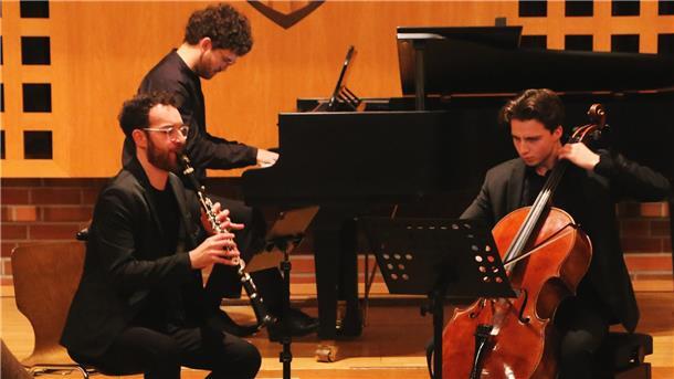 Trio Risonante mit einer reifen Leistung im Bremervörder Ratsaal Mit ihrem nuancen- und farbenreichen Spiel hat das Trio Risonante das Publikum im Ratssaal fasziniert.