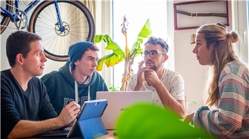Mit ihrem Projekt „Urban Pergola“ stehen vier Studierende aus Bremerhaven im Finale des Deutschen Nachhaltigkeitspreises 2020. Von links: Marcel Conrad, Julian Schöne, Sylvan Rentel und Lina Becker.