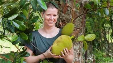 Julia Huthmann  mit einer Jackfrucht