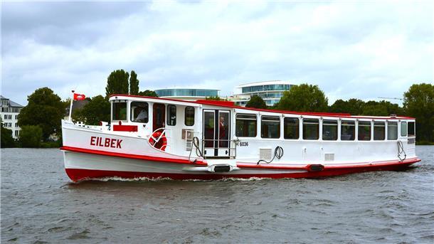 Ein Alsterdampfer fährt über die Binnenalster.