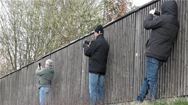 Mit ihren Smartphones lichten Schaulustige einen Einsatz an einer Unfallstelle ab. Zu ähnlichen Szenen ist es auch jetzt bei einem Einsatz in Cuxhaven gekommen.