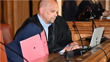 Angeklagter mit seinem Anwalt im Gerichtssaal