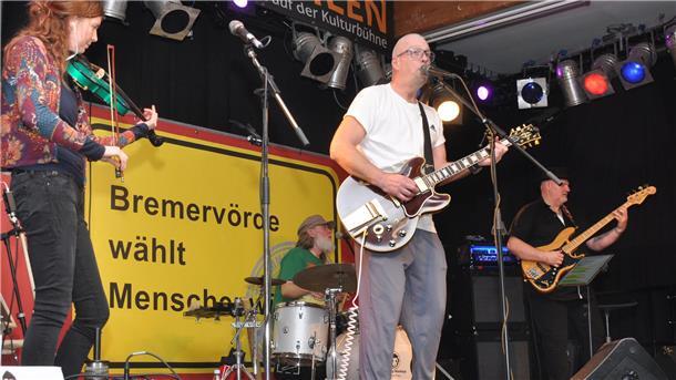 Mit klassischem Blues und Blues-Rock haben die „Monday Monkeys“ ihr Publikum bei der Wahlparty des "Bündnisses für Demokratie und Menschenwürde" begeistert.
