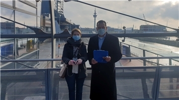 Mit Klemmbrett und Klicker haben Julia Tiedemann und Jan Timke von den Bürgern in Wut den Verkehr auf der Columbusstraße gezählt.