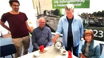 Mit Kluntje und Sahne: Gästeführerin Annegret Martens schenkte den Museumsleitern Christopher Dibke (von links) und Dr. Timothy Saunders sowie der ehrenamtlichen Mitarbeiterin im Museum Nordenham, Helga Hölscher (rechts), ostfriesischen Tee ein.