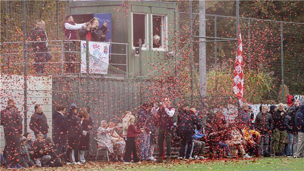 Mit Konfettiregen wurden der OSC Bremerhaven und der Bremer SV von den Zuschauern begrüßt. In Feierlaune war nach dem Spiel nur der Regionalligist.