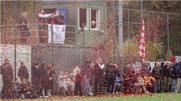 Mit Konfettiregen wurden der OSC Bremerhaven und der Bremer SV von den Zuschauern begrüßt. In Feierlaune war nach dem Spiel nur der Regionalligist.