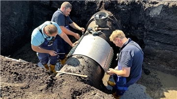 Fachleute des OOWV ummanteln die Haupttrinkwasserleitung in der Wesermarsch