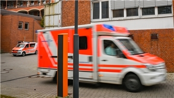 Mit Krankenwagen sind am Freitag 13 Corona-Patienten aus Bremerhaven in Bremer Kliniken verlegt worden.