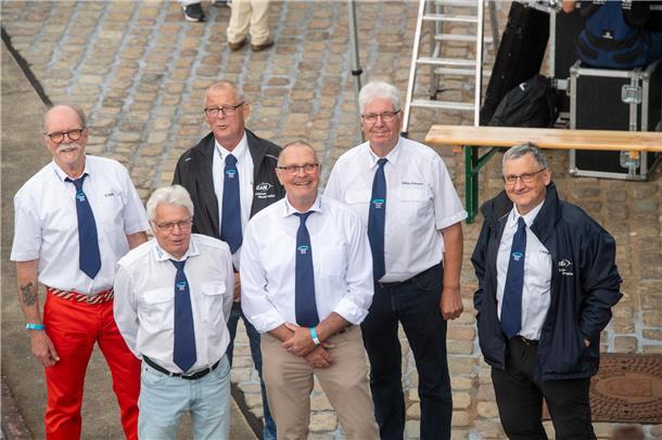 Mit lautem Typhon-Gruß feiern Schiffe im Neuen Hafen das 20-jährige Bestehen der...