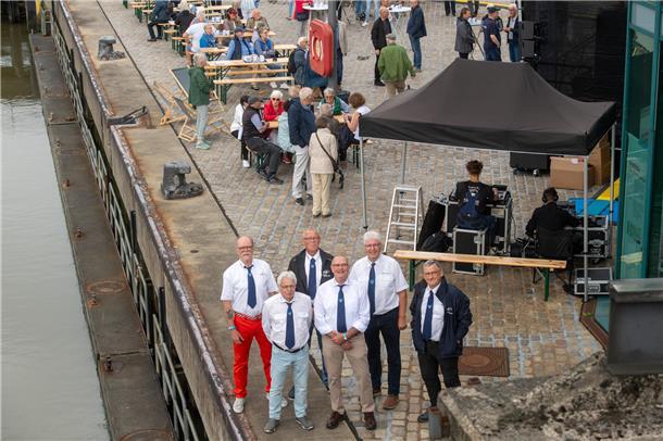 Mit lautem Typhon-Gruß feiern Schiffe im Neuen Hafen das 20-jährige Bestehen der...