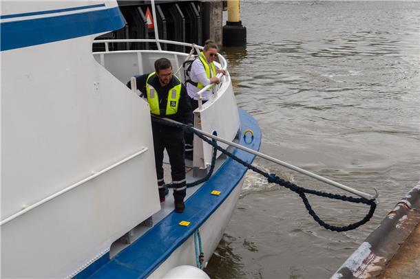 Mit lautem Typhon-Gruß feiern Schiffe im Neuen Hafen das 20-jährige Bestehen der...