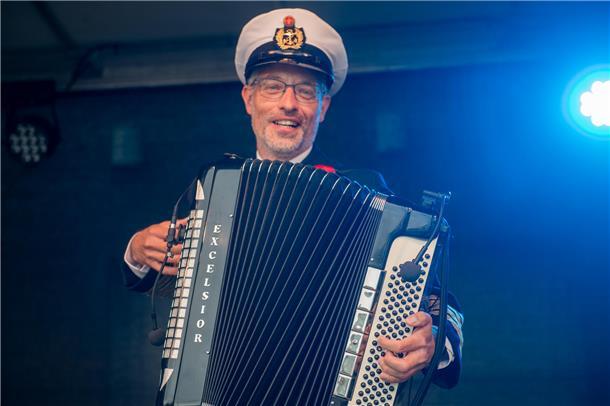 Mit lautem Typhon-Gruß feiern Schiffe im Neuen Hafen das 20-jährige Bestehen der...