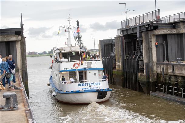 Mit lautem Typhon-Gruß feiern Schiffe im Neuen Hafen das 20-jährige Bestehen der...