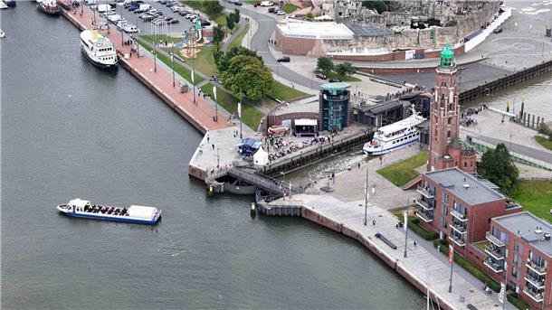 Mit lautem Typhon-Gruß feiern Schiffe im Neuen Hafen das 20-jährige Bestehen der...