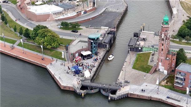 Mit lautem Typhon-Gruß feiern Schiffe im Neuen Hafen das 20-jährige Bestehen der...
