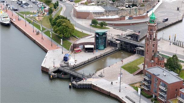Mit lautem Typhon-Gruß feiern Schiffe im Neuen Hafen das 20-jährige Bestehen der...