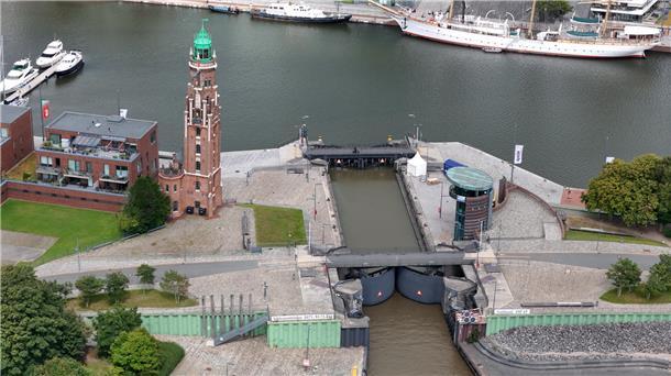 Mit lautem Typhon-Gruß feiern Schiffe im Neuen Hafen das 20-jährige Bestehen der...