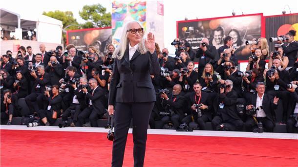 Filmfestspiele Venedig eröffnet Mit leichtem Schuhwerk auf dem roten Teppich: Jurymitglied Jane Campion.