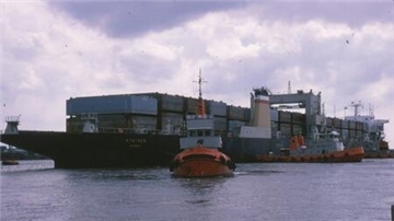 Mit mehr als 260 Meter Länge war LASH-Carrier "München" in den siebziger Jahren ein imposanter Frachter. Zum An- und Ablegen waren mehrere Schlepper nötig. Dieses Bild wurde 1978 in Bremerhaven aufgenommen - wenige Monate später verschwand das Schiff im stürmischen Atlantik.