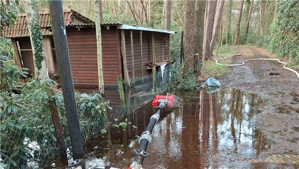 Hochwasser-Update: Feuerwehr bekommt in Stuckenborstel unterstützung von Landwirten Mit mehreren Pumpen hat die Feuerwehr das Wasser aus einem Wochenendgebiet gepumpt.