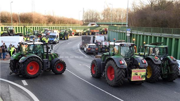 Bauernprotest: Landwirte blockieren Hafen von Bremerhaven - Logistiker sauer Mit mehreren Traktoren stellten die Landwirte die Straße zu.