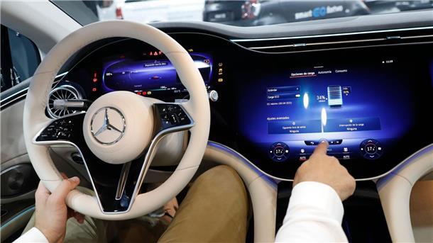 Mission „Verschmelzung“: Software-Strategien der Autobauer Mit Multi-Milliarden-Investitionen versuchen die deutschen Hersteller, Antriebsplattformen und IT-Systeme aus einem Guss selbst zu entwickeln.