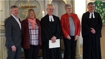 Mit Mut und Zuversicht tritt Pastor Dieter Klee (Mitte) seine neue Pfarrstelle in Gnarrenburg an. (Von rechts) Manfred Thoden (stellv. Superintendent), Schwester Angela Rotermund, Ehefrau Gudrun und sein langjähriger Freund Mathias Fitschen waren die ersten Gratulanten. Foto Heins
