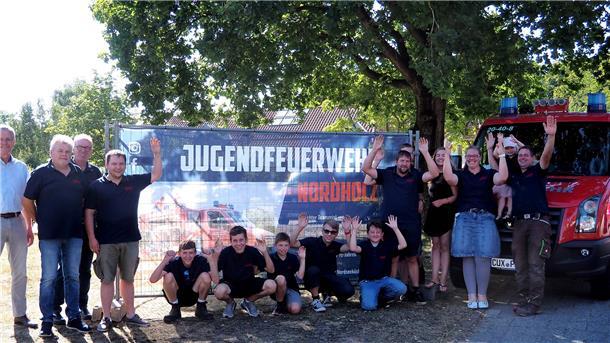 Mit Bannern wirbt die Jugendfeuerwehr um neue Mitglieder Mit neuen Bannern (wie hier am Rathaus) wirbt die Jugendfeuerwehr Nordholz um neue Mitglieder. Foto: Stehn