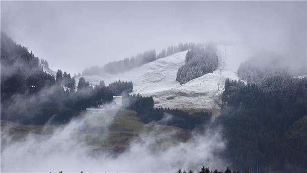 Winter-Vorboten und Schnee in Süddeutschland Mit Neuschnee bedeckt sind die nebelverhangenen Berge des Allgäus.