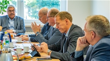 Mit Oberbürgermeister Melf Grantz (SPD) zusammen setzten die Fraktionschefs Sönke Allers (SPD), Thorsten Raschen (CDU) und Hauke Hilz (FDP) sowie Bürgermeister Torsten Neuhoff (CDU) ein Zeichen für die Zukunft der Innenstadt.