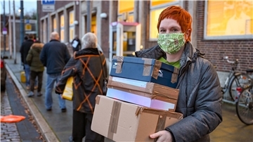 Mit Paketen in der Schlange warten: Für „300 Minuten im Advent“ hat sich Reporterin Maike Wessolowski vor die Bremerhavener Hauptpost gestellt.