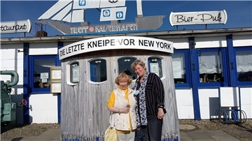 Mit Patenkind Grit Sanders genoss Ingrid Boettcher ein Mittagessen in der „Letzten Kneipe vor New York“ in Bremerhaven. Es war nur ein Restaurantbesuch von vielen. 