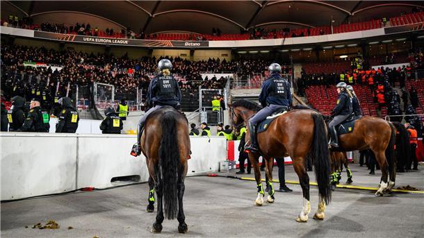 Mit Pferden war die Polizei im Stadion im Einsatz.