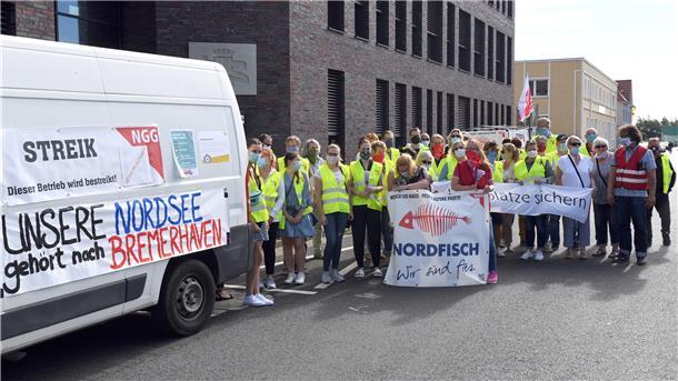 Mit Plakaten und Transparenten machten rund 40 Mitarbeiter der Restaurant-Kette „Nordsee“ am Dienstag deutlich, dass sie keinen Arbeitsplatz verloren geben wollen.