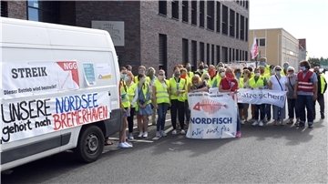 Mit Plakaten und Transparenten machten rund 40 Mitarbeiter der Restaurant-Kette „Nordsee“ am Dienstag deutlich, dass sie keinen Arbeitsplatz verloren geben wollen.