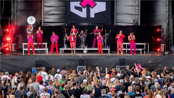 Mit Posaunen und Trompeten eröffnete die aus München stammende Brass-Band Moop Mama x Älice das ausverkaufte Open-Air-Festival. 